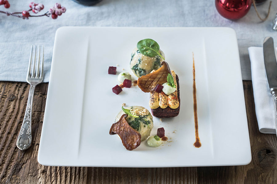 Chipotle-Braten mit Senfkruste, Spinatknödel und Balsamico-Seitlingen