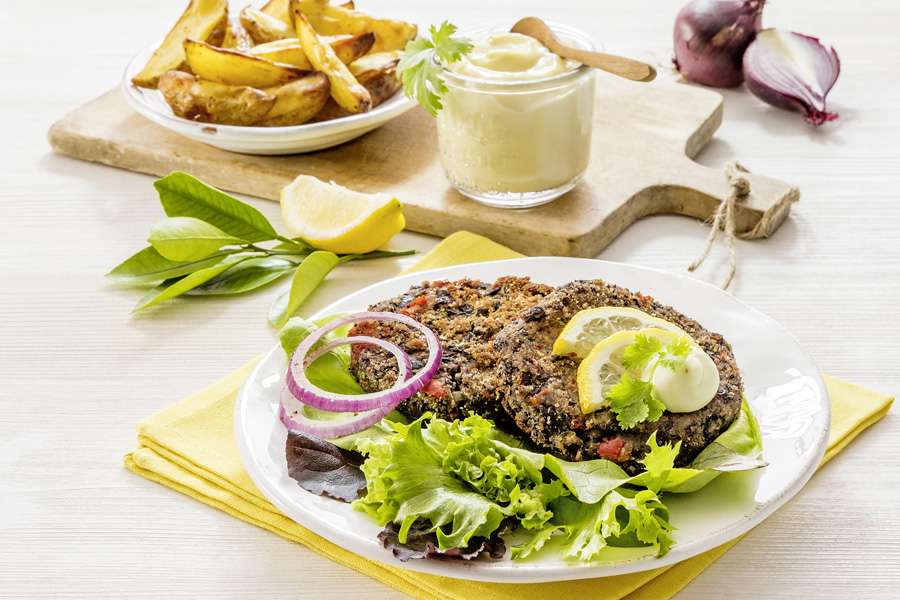 Schwarze-Bohnen-Burger mit Kartoffelspalten